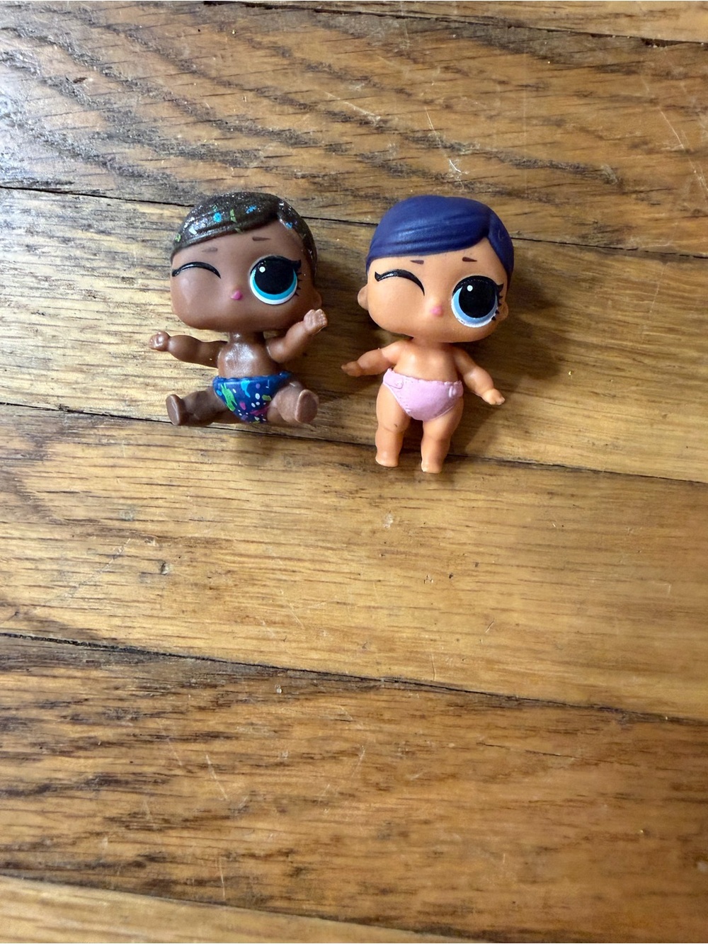 L.O.L. Surprise! 2 lil sister figures